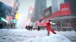 Смотреть Гонка на сноуборде по улицам Нью-Йорка