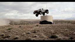 Смотреть Невероятные прыжки на автомобилях
