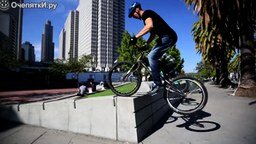 Трюки на велосипедах на улицах города