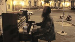 Смотреть Эмоциональная игра бездомного на пианино