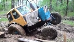 Трактора вязнут в грязи