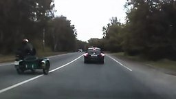Автомобилист против мотоциклиста смотреть видео прикол - 1:09