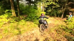 Даунхилл на велосипеде в лесу