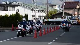 Смотреть Синхронные полицейские-мотоциклисты