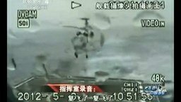 Вертолёт садится в шторм на авианосец