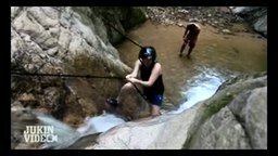 Женская неудача на водопаде