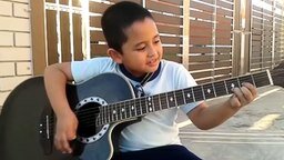 Мальчик исполняет песню "Нирваны"