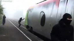 Смотреть Как раскрашивают поезда в граффити
