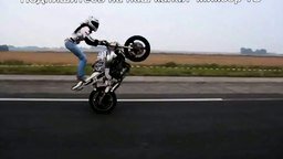 Девушка-трюкачка на мотоцикле