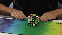 Быстро собрал кубик Рубика
