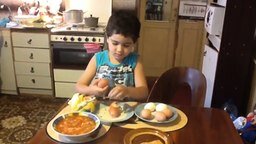 Смотреть Мальчик быстро чистит яйца