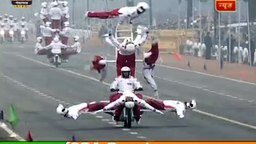 Трюки мотоциклистов на индийском параде