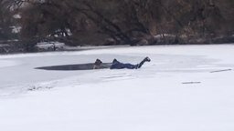 Смотреть Парень спас собаку из ледяной воды