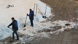 Смотреть Своеобразная уборка снега