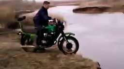 Смотреть Упал с мотоциклом в речку
