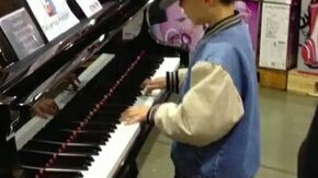 Смотреть Талантливый мальчик-пианист