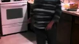 Смотреть Танцевальная бабушка на кухне