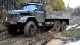 Смотреть ЗИЛ и ГАЗ-66 месят грязь на бездорожье