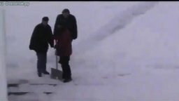 Дорога-лабиринт на снегу смотреть видео прикол - 2:16