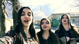 Поёт грузинское женское трио
