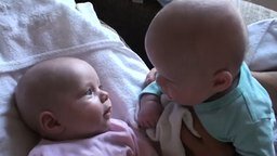 Смотреть Два малыша-близнеца общаются