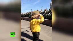 Смотреть Мальчик и военные на параде
