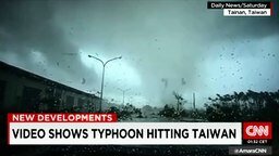 Смотреть Автомобиль унесло тайфуном