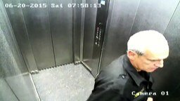 Смотреть Охранник красуется в лифте