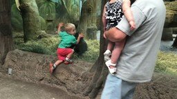 Мальчик играет в прятки с обезьянкой