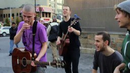 Смотреть Позитивный уличный музыкальный коллектив