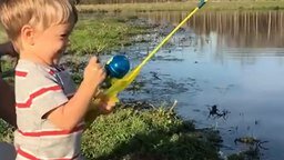 Ловля рыбы на игрушечную удочку