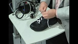 Смотреть Как правильно завязывать шнурки