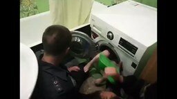 Мальчуган застрял в стиральной машинке