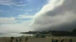 Смотреть Рулонное облако на пляже