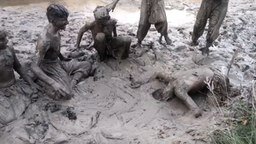 Смотреть Детишки играют в грязи