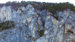 Смотреть Отвесные скалы у реки Катунь на Алтае