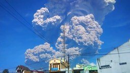 Смотреть Извержение индонезийского вулкана