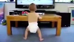 Смотреть Малыш у телевизора