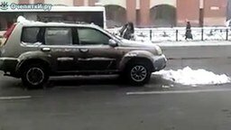 Смотреть Девушка, снег, авто
