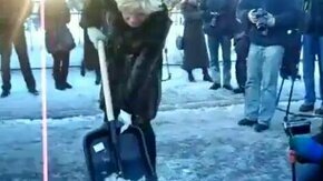 Русские девушки с лопатами