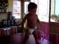 Мальчик танцует самба