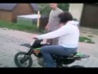 Видео Женщина впервые на мотоцикле