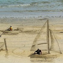Фото приколы Обман зрения на песочном пляже (10 фото)