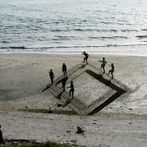 Фото приколы Обман зрения на песочном пляже (10 фото)