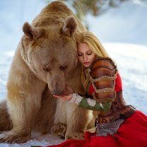Девушка и медведь фото