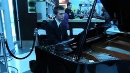 Смотреть Пианист в аэропорту