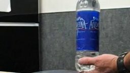 Смотреть Как что-нибудь спрятать в бутылке с водой