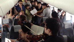 Смотреть Живая оркестровая музыка в самолёте