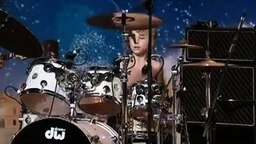 Смотреть 9-летний заядлый барабанщик