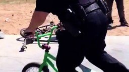 Смотреть Полицейский на BMX